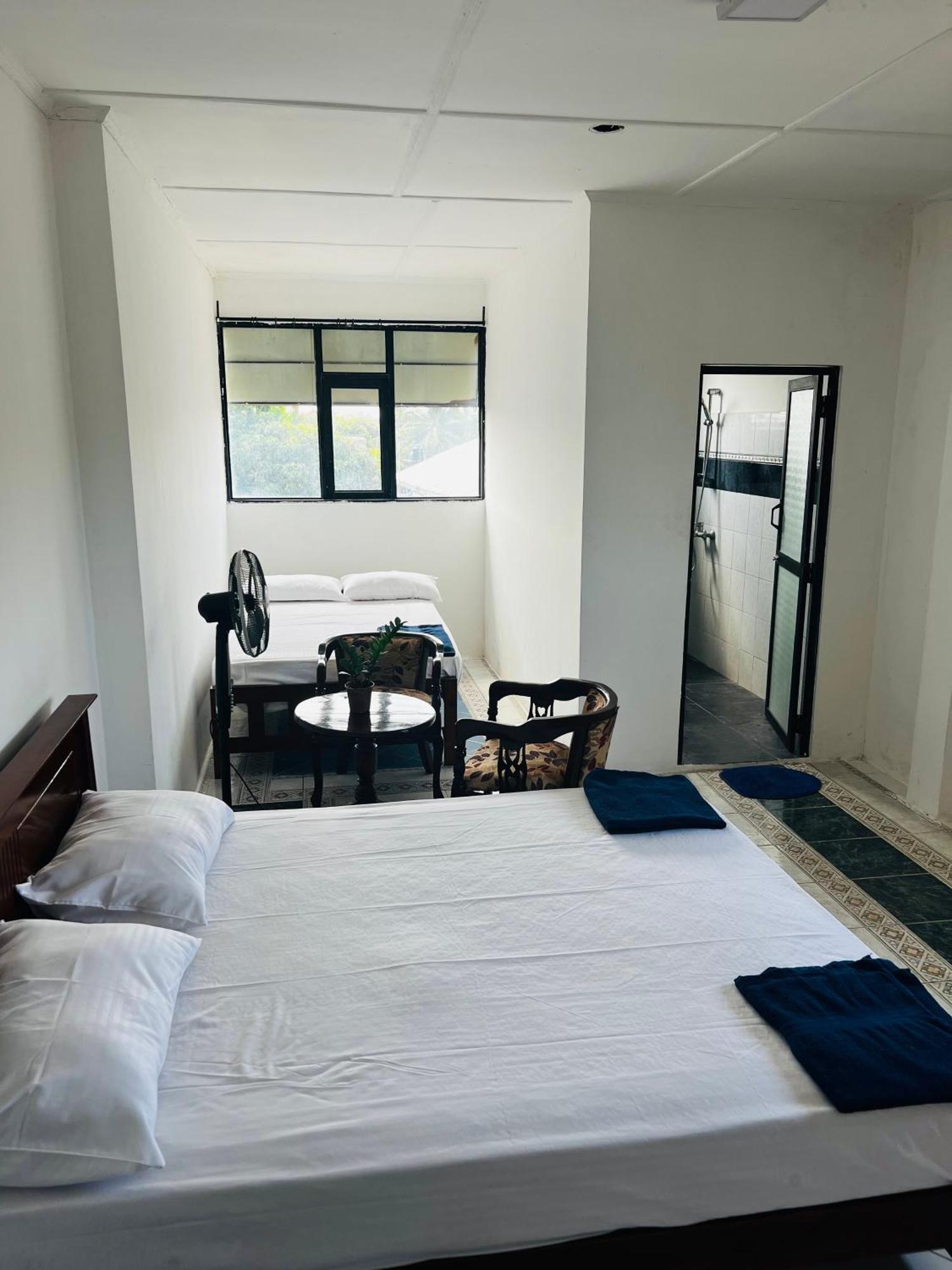 Ramlyn Guesthouse & Restaurant Negombo Bagian luar foto