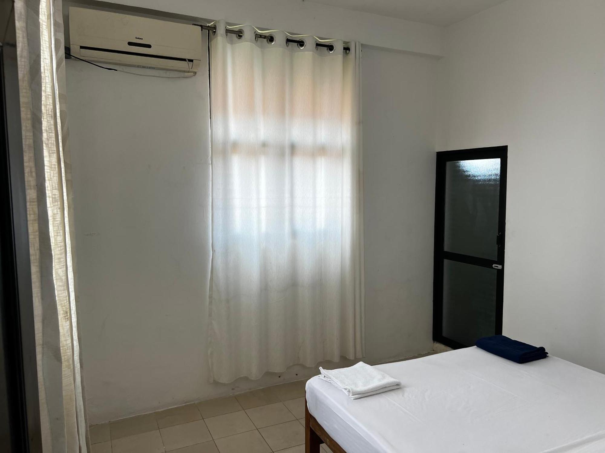 Ramlyn Guesthouse & Restaurant Negombo Bagian luar foto