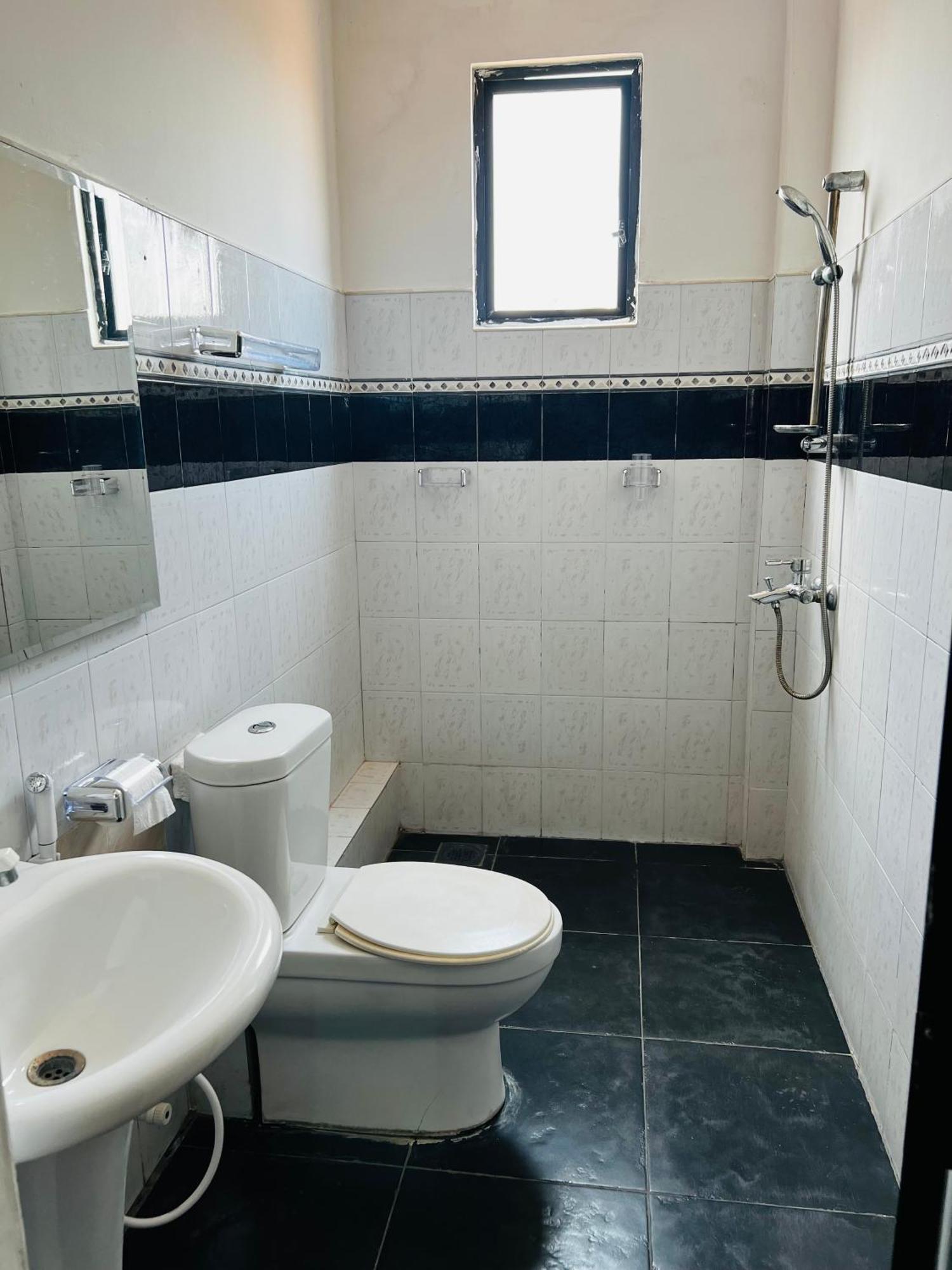 Ramlyn Guesthouse & Restaurant Negombo Bagian luar foto