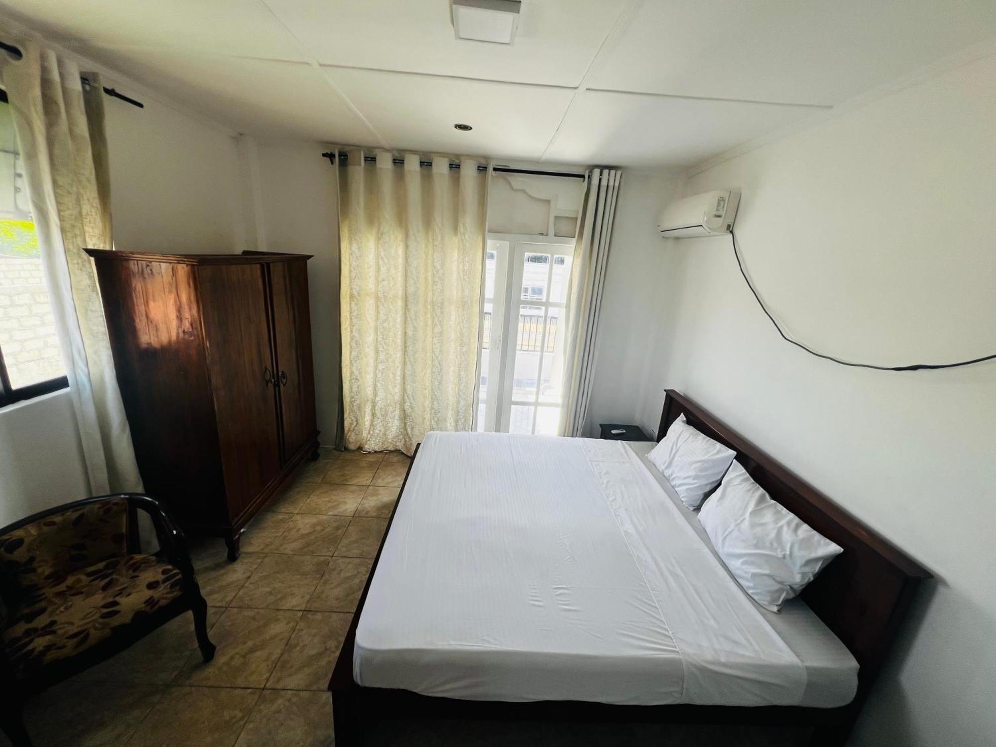 Ramlyn Guesthouse & Restaurant Negombo Bagian luar foto