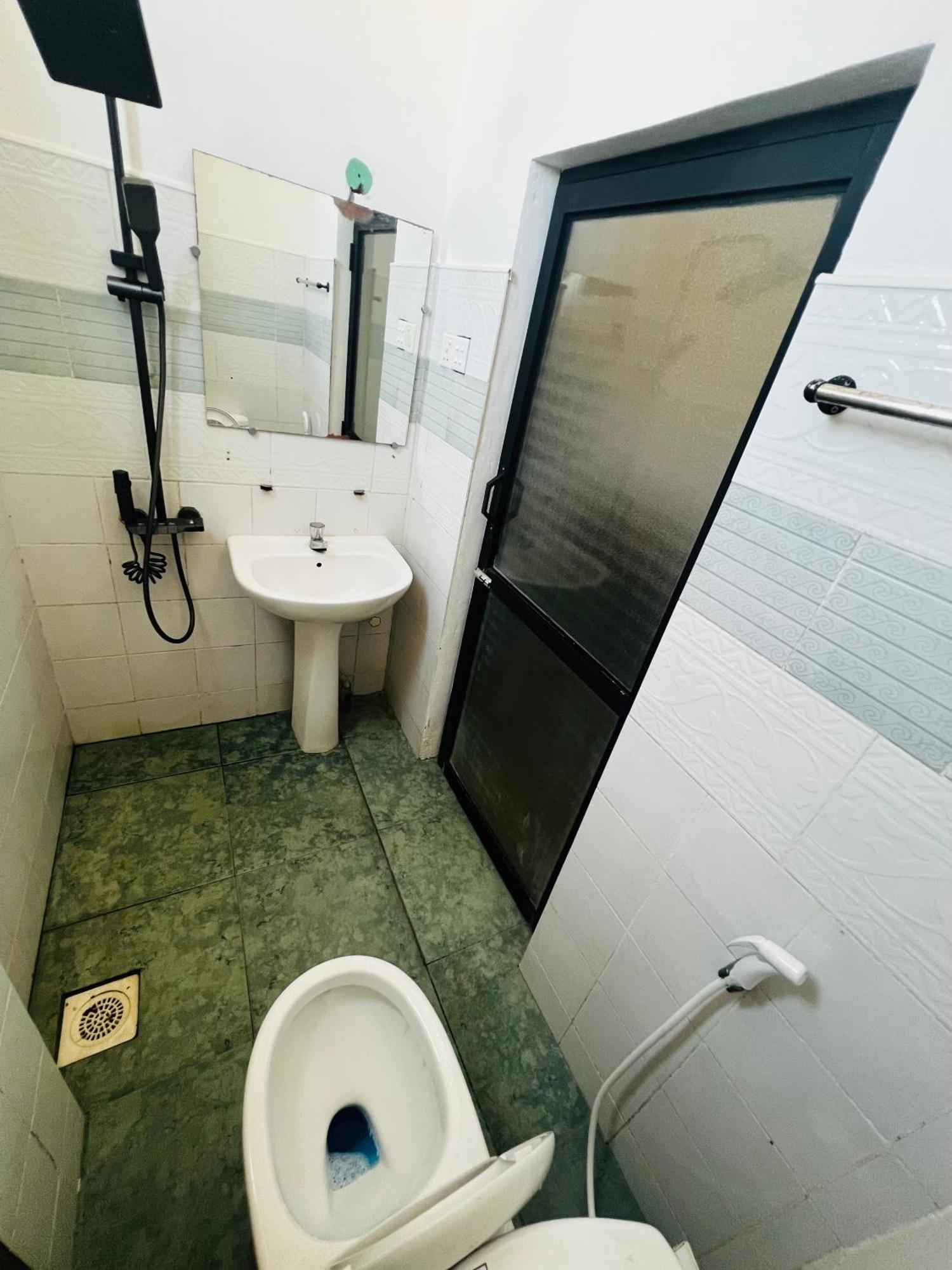 Ramlyn Guesthouse & Restaurant Negombo Bagian luar foto